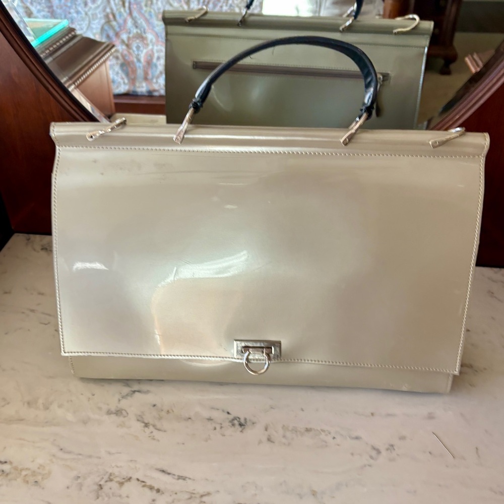 Beijo Elegant Cream Laptop Case